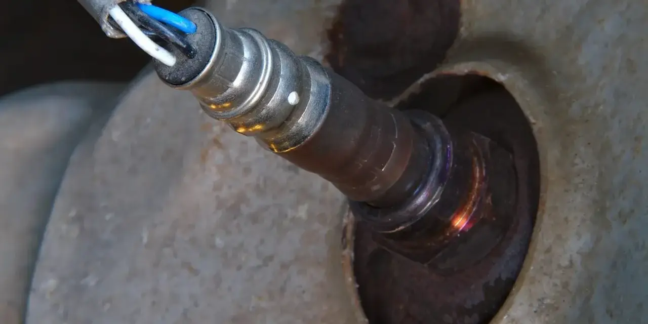 Sonda lambda w samochodzie, kluczowy element układu wydechowego. Zazwyczaj są dwie, ale to zależy od silnika.