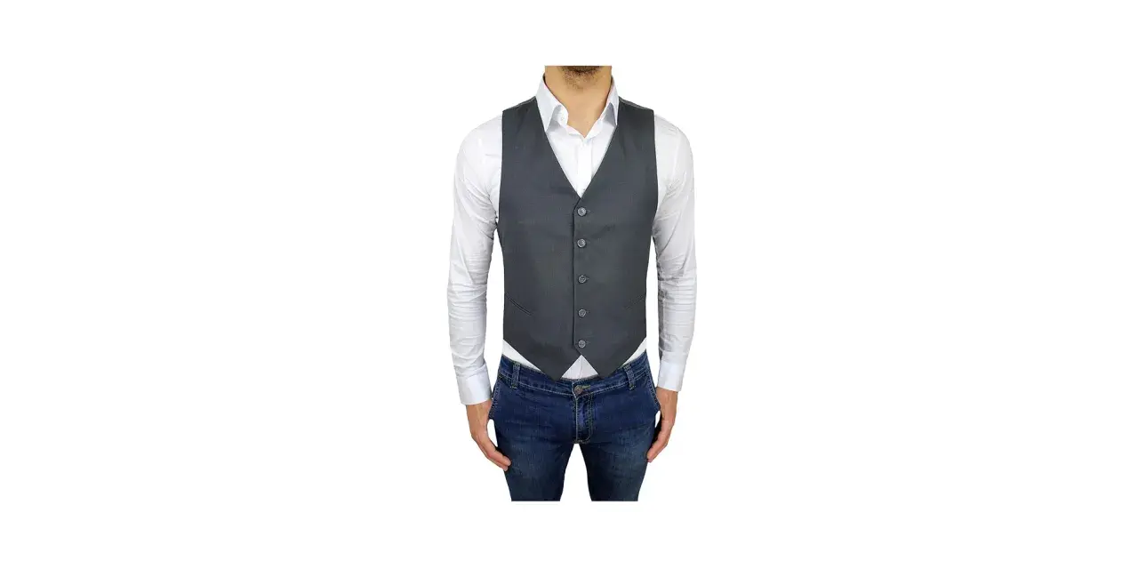 Uomo con camicia bianca, jeans e il panciotto francese grigio, un look elegante ma casual.