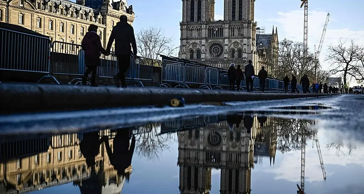Reflejo de Notre Dame en un charco. A pesar de las vallas, la entrada a Notre Dame es gratis para admirar su majestuosidad.