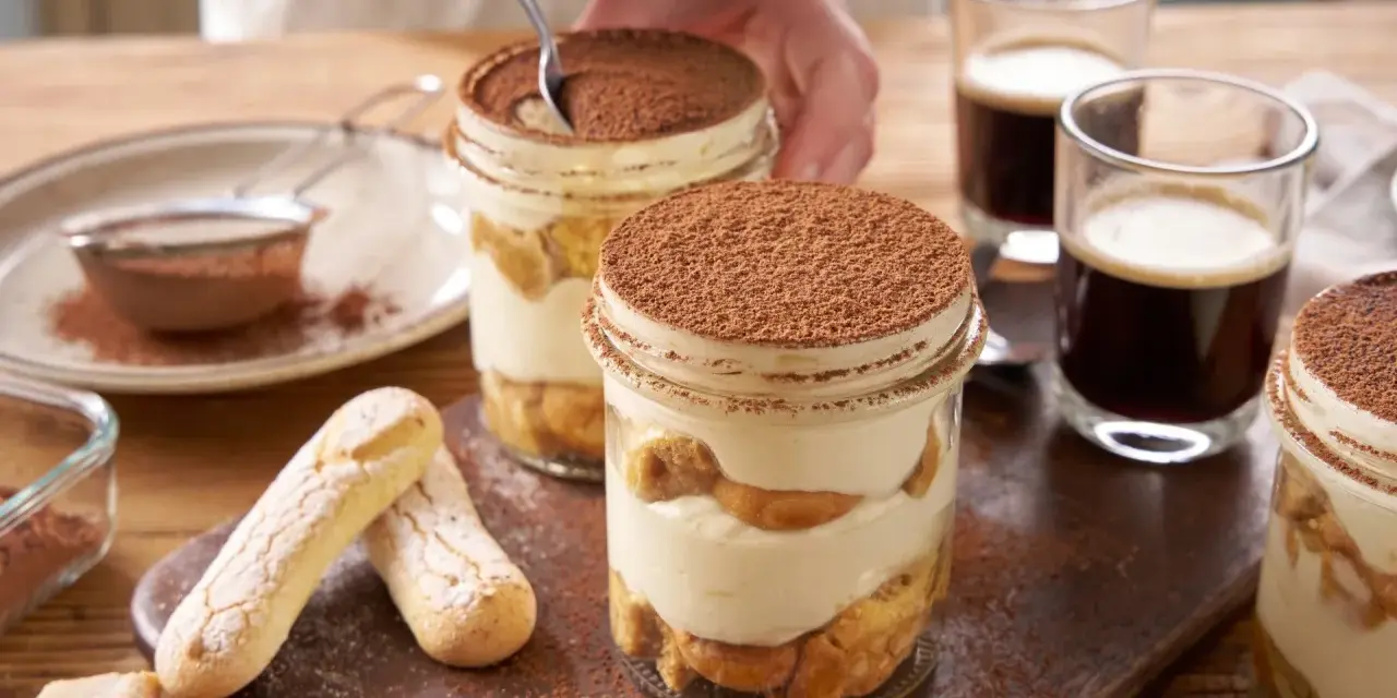 Pyszne tiramisu składniki w słoiczkach, z biszkoptami i kawą.