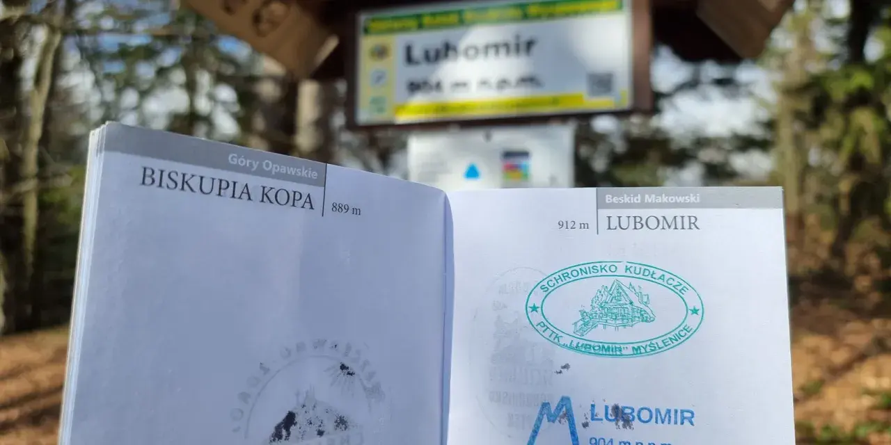 Na szczycie Lubomir, najwyższym w Beskidzie Makowskim (912 m), znajduje się tablica informacyjna i pieczątki potwierdzające zdobycie Korony Gór Polskich.