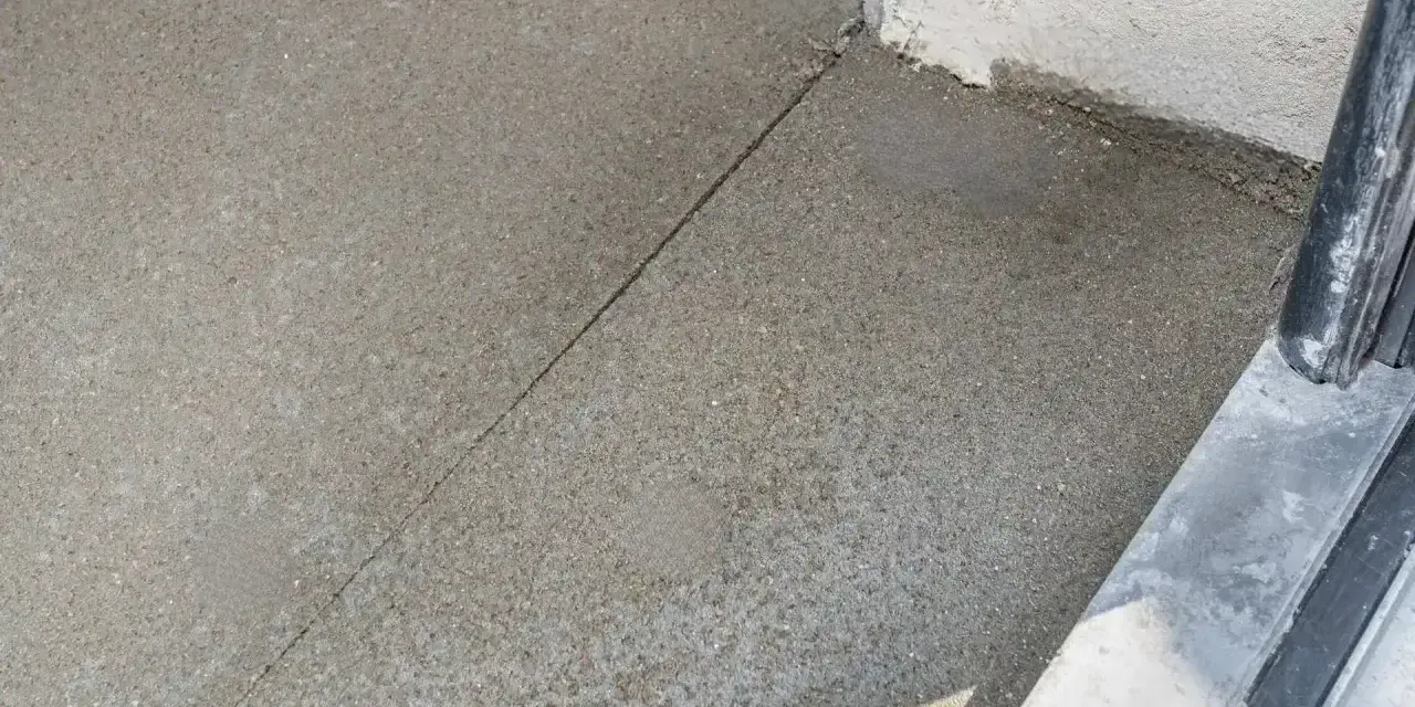 Szczelina w betonie, która zapobiega pękaniu. To jest właśnie dylatacja, która pozwala materiałowi pracować.