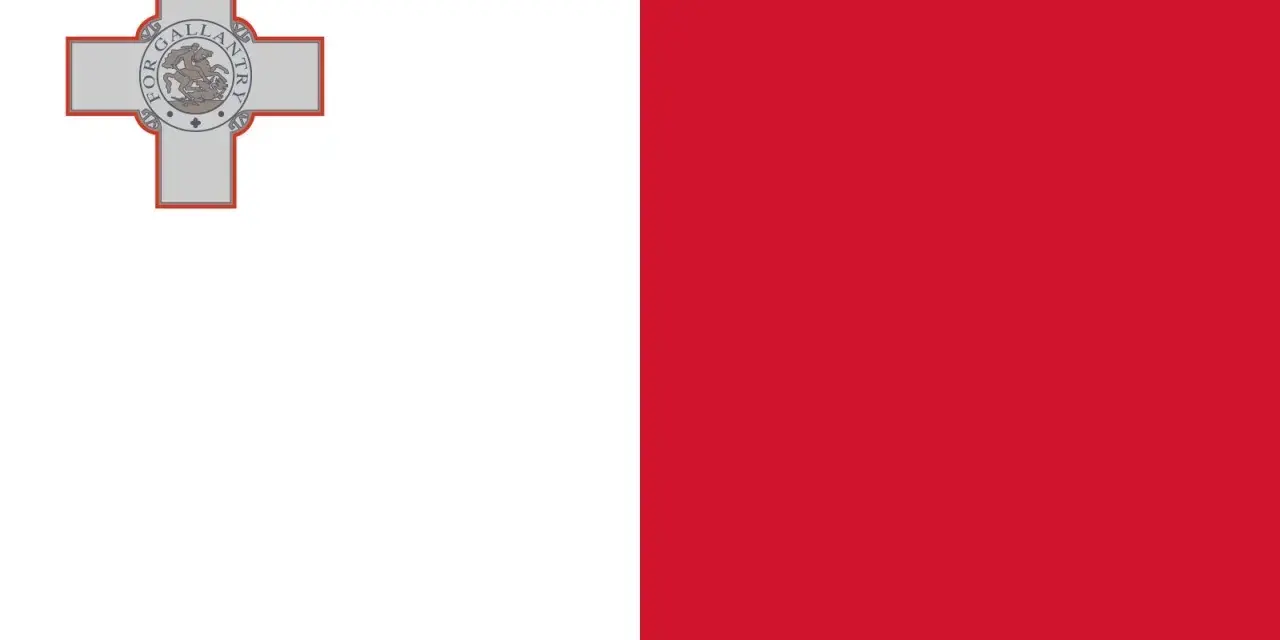 Biało-czerwona flaga Malty z herbem przedstawiającym św. Jerzego walczącego ze smokiem.