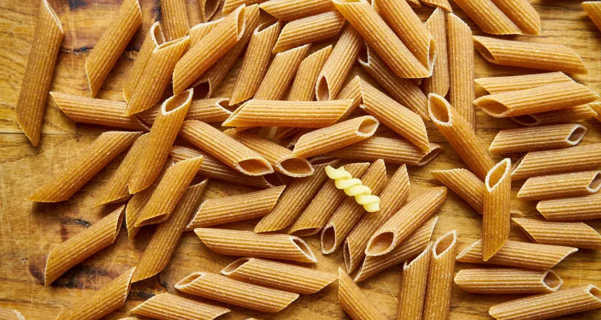 Makaron pełnoziarnisty penne i jeden skręcony makaron. Wybór między makaronem soba a pełnoziarnistym.