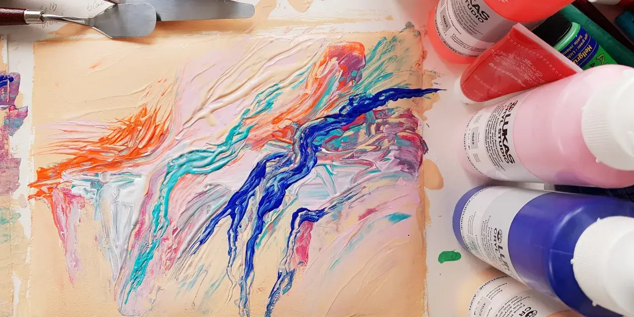 Peinture abstraite aux couleurs vives, avec des spatules et des tubes de peinture acrylique Lukas. Quelle peinture acrylique choisir pour un tel rendu ?