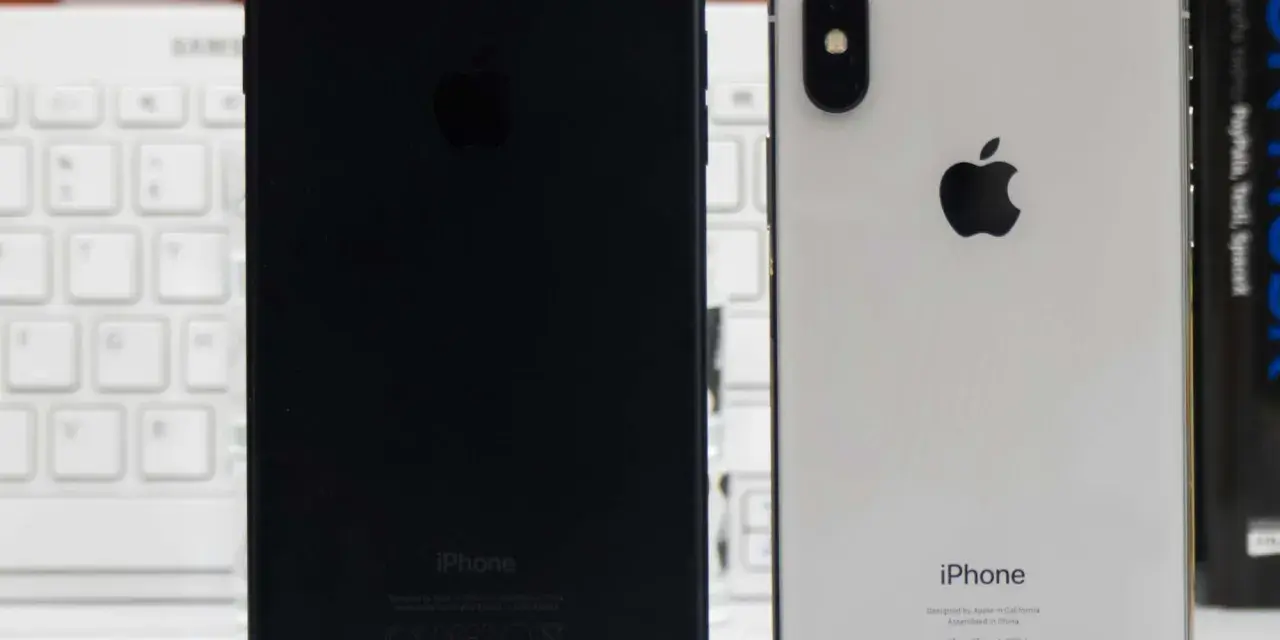 Dwa telefony iPhone: czarny i srebrny iPhone X.