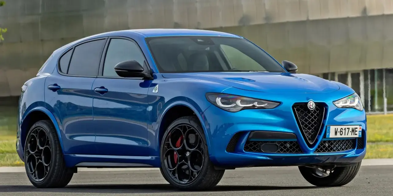 Niebieski Alfa Romeo Stelvio Quadrifoglio z czarnymi felgami, przodem do widza.