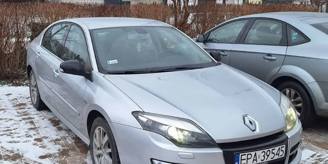 Srebrna laguna 3 2.0 dci na tle zimowego krajobrazu, z widocznym śniegiem na ziemi.