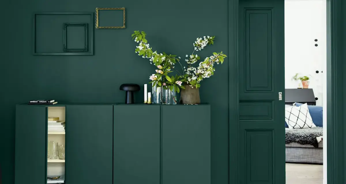 Un buffet vert sapin, des cadres dorés et noirs, des fleurs blanches et roses. Quelle couleur avec le vert sapin ? Le doré ressort magnifiquement.