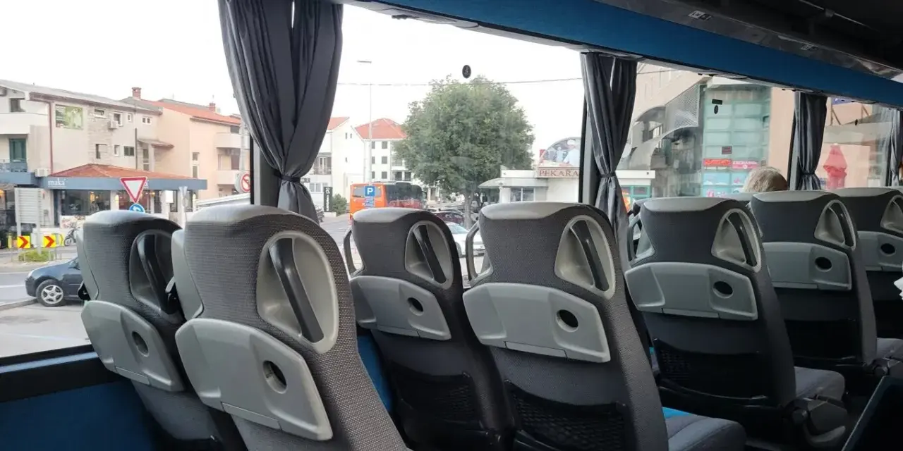 Toaleta w autokarze: jak działa i czego nie wolno robić?