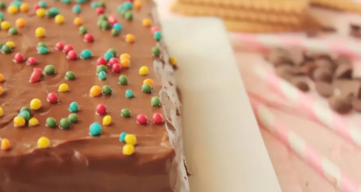 Deliciosa tarta de galletas y chocolate cubierta con chispas de colores.