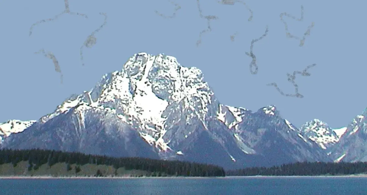 Montagne innevate su uno sfondo azzurro, con strani pallini negli occhi che fluttuano nell'aria.