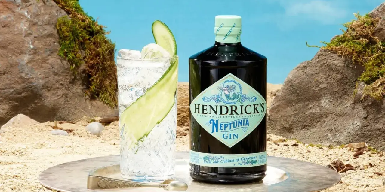 Orzeźwiający drink z ginem Hendrick's Neptunia, idealny na lato. Wybór między Hendrick's czy Bombay Sapphire do drinków.