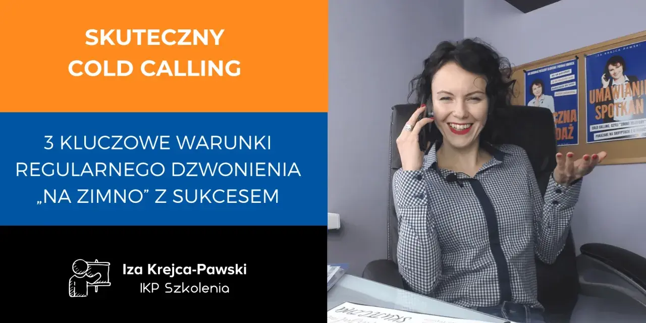 Uśmiechnięta kobieta prowadzi szkolenie ze skutecznego cold calling. Na ekranie hasła: "Skuteczny cold calling", "3 kluczowe warunki regularnego dzwonienia 'na zimno' z sukcesem".