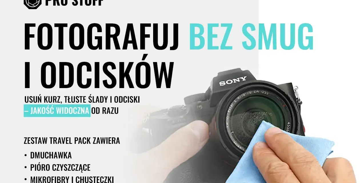 Dłoń czyści obiektyw aparatu Sony niebieską mikrofibrą. Hasło "Fotografuj bez smug i odcisków" podkreśla znaczenie czyszczenia obiektywu.