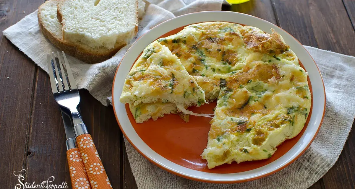 Deliziosa frittata di albumi con erbe aromatiche, servita su un piatto arancione con pane tostato e posate.