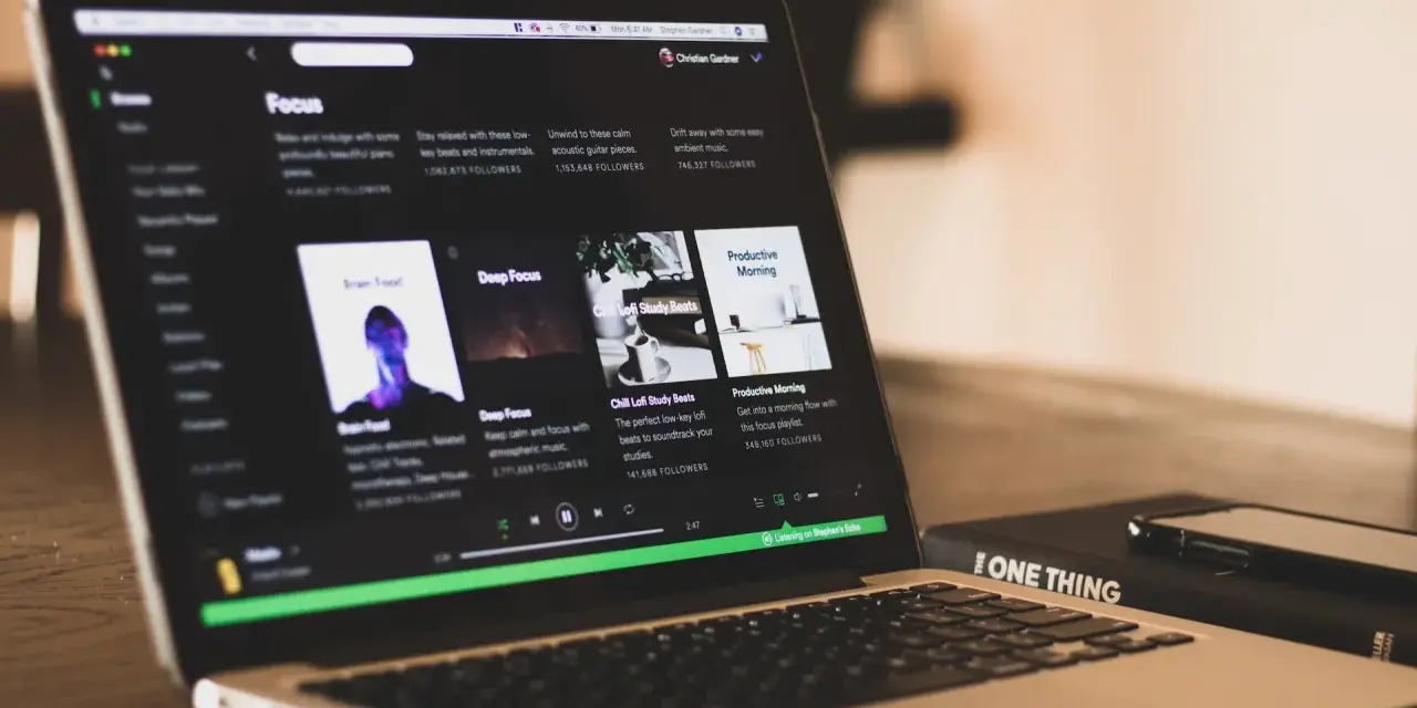 Laptop zeigt Spotify-Playlist "Focus". Hier gibt es einen pre save link für entspannende Musik.