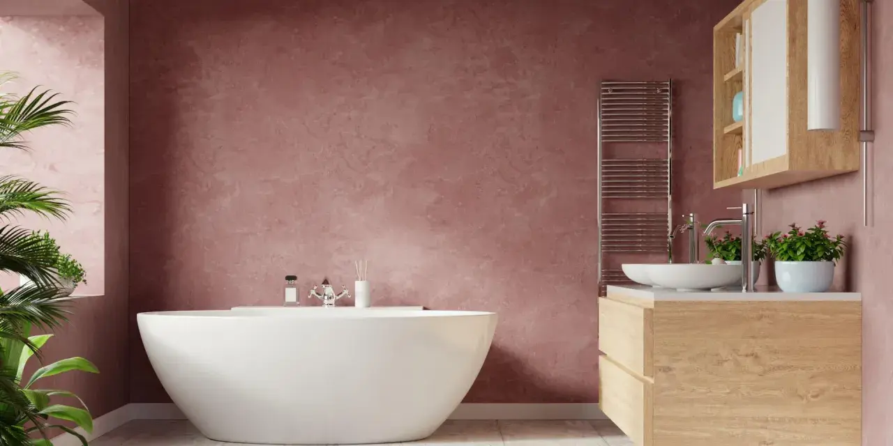 Un elegante bagno con vasca freestanding e mobile lavabo in legno. Le pareti color pesca creano un'atmosfera calda e accogliente, un vero bagno soffitto colorato.