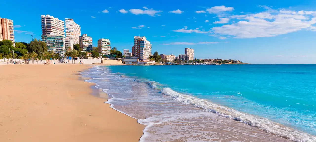 Piękna plaża de San Juan z turkusową wodą i białymi budynkami w tle. Idealne miejsce na wakacje.