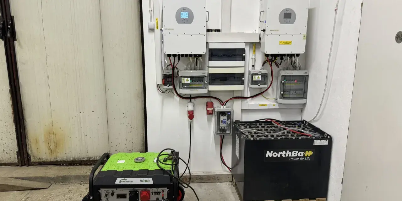System fotowoltaiczny z falownikami, agregatem prądotwórczym i akumulatorami NorthBaH. To rozwiązanie pokazuje, jaki magazyn energii do fotowoltaiki wybrać.