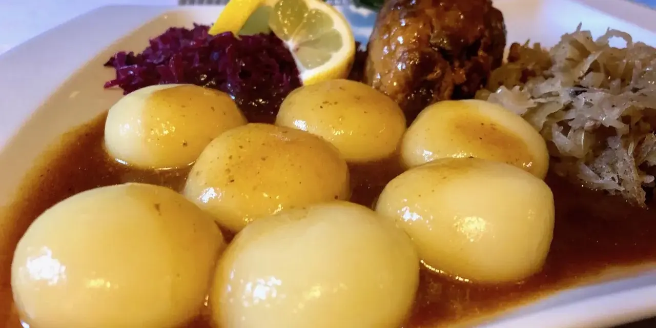 Bytom: Gdzie zjeść? Od śląskiej rolady po sushi odkryj smaki!