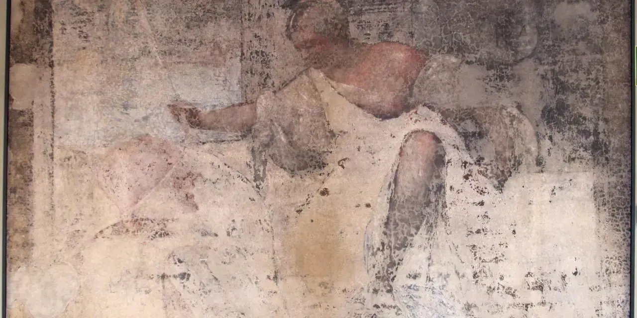 Affresco rovinato, forse dal Fondaco dei Tedeschi, con figura di donna in drappeggio, stile Tiziano.