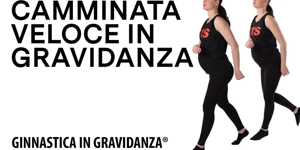Due donne incinte fanno una camminata veloce in gravidanza, indossando abbigliamento sportivo nero.