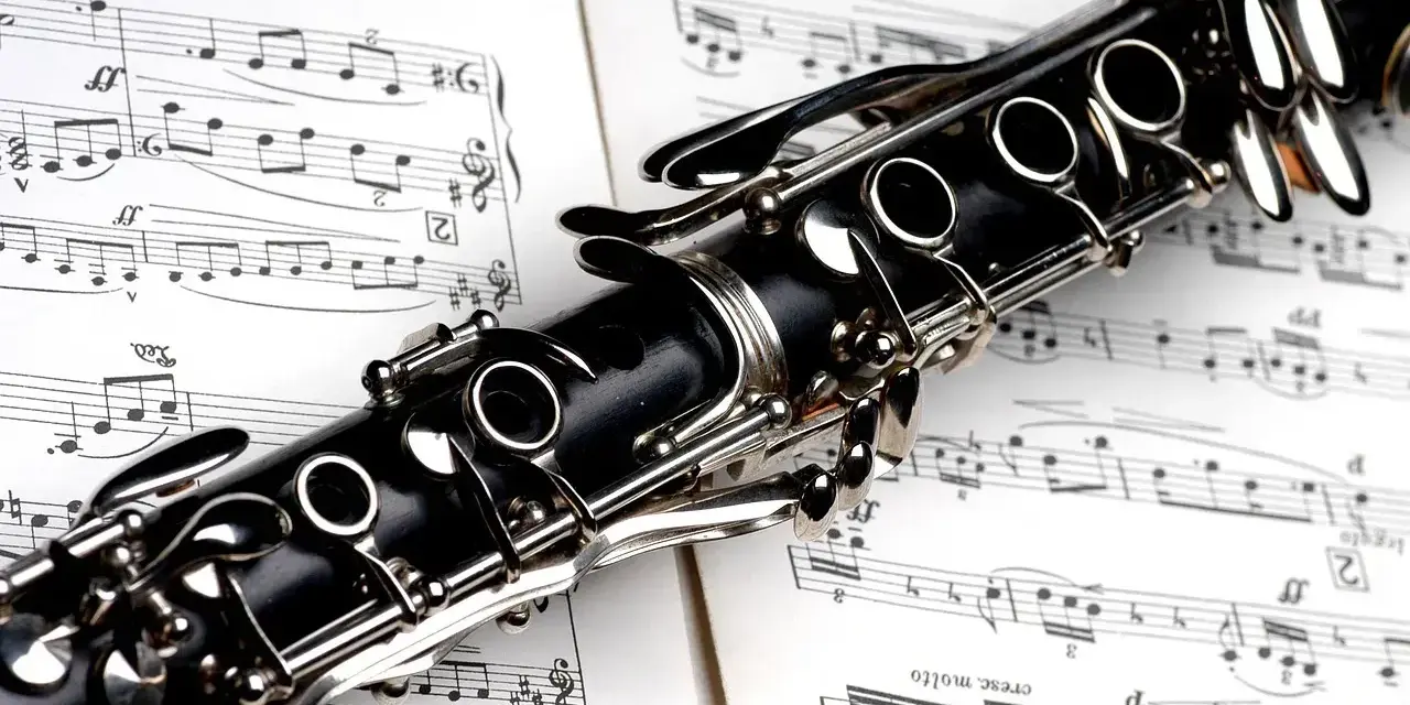 Klarinet na tle nut, gotowy do zagrania złożonych jazzowych progresji akordów.