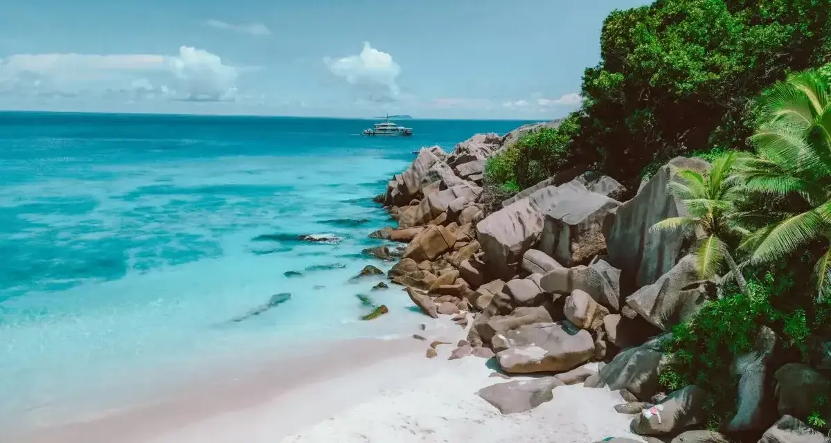 Rajska plaża na Seszelach w listopadzie. Turkusowa woda, biały piasek, granitowe skały i bujna zieleń. Idealna pogoda na wypoczynek.