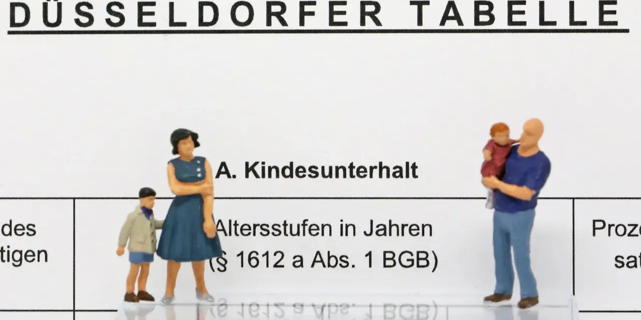 Düsseldorfer Tabelle: Was passiert, wenn ich keinen Unterhalt zahlen kann? Figuren stellen Familie dar, die sich mit Kindesunterhalt befasst.