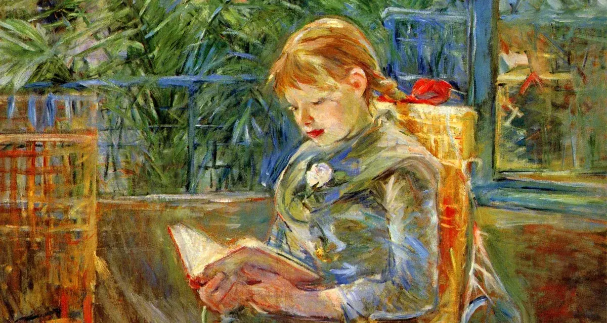Jeune fille lisant, peinte dans le style des peintres impressionnistes célèbres. Lumière douce filtrant à travers les feuillages.