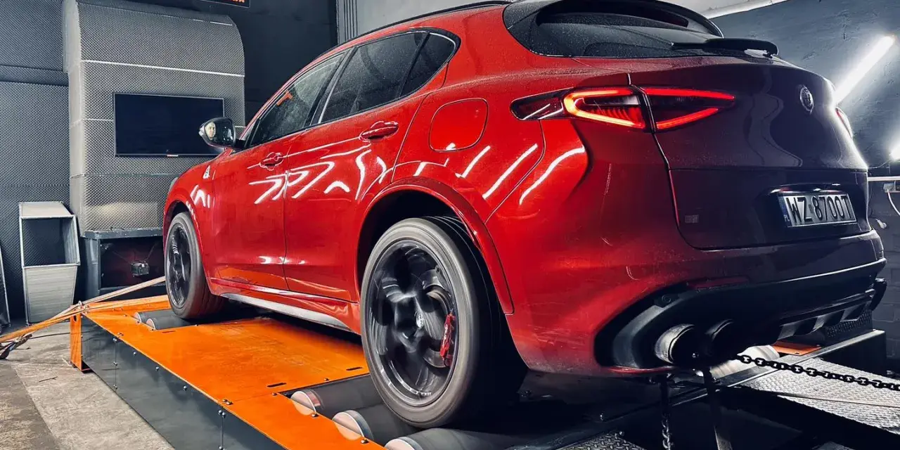 Czerwone Alfa Romeo na hamowni. To etap **stage 2 co to** znaczy? To podniesienie mocy silnika po modyfikacjach.