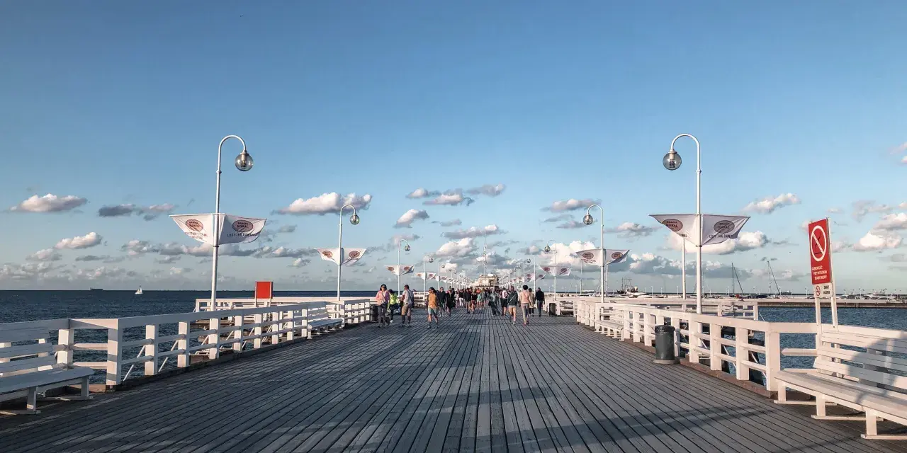 Spacer po molo w Sopocie, idealne miejsce na spacer po przyjeździe z Gdańska.