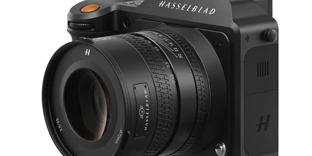 Elegancki aparat Hasselblad X2D 100C z obiektywem 2,5/55.