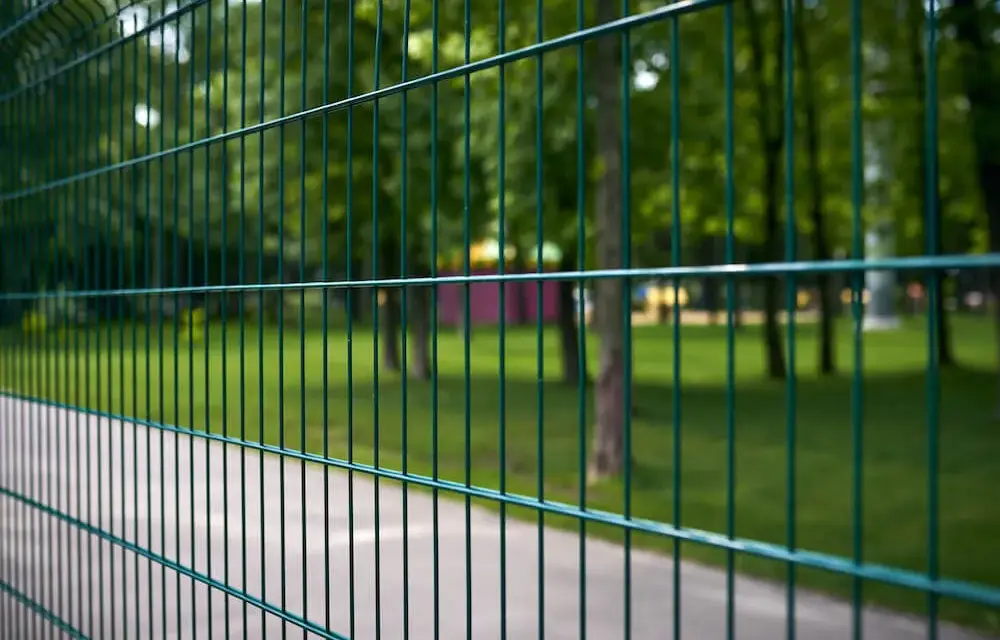 Ile kosztuje montaż ogrodzenia panelowego? Sprawdź ceny i czynniki wpływające na koszt