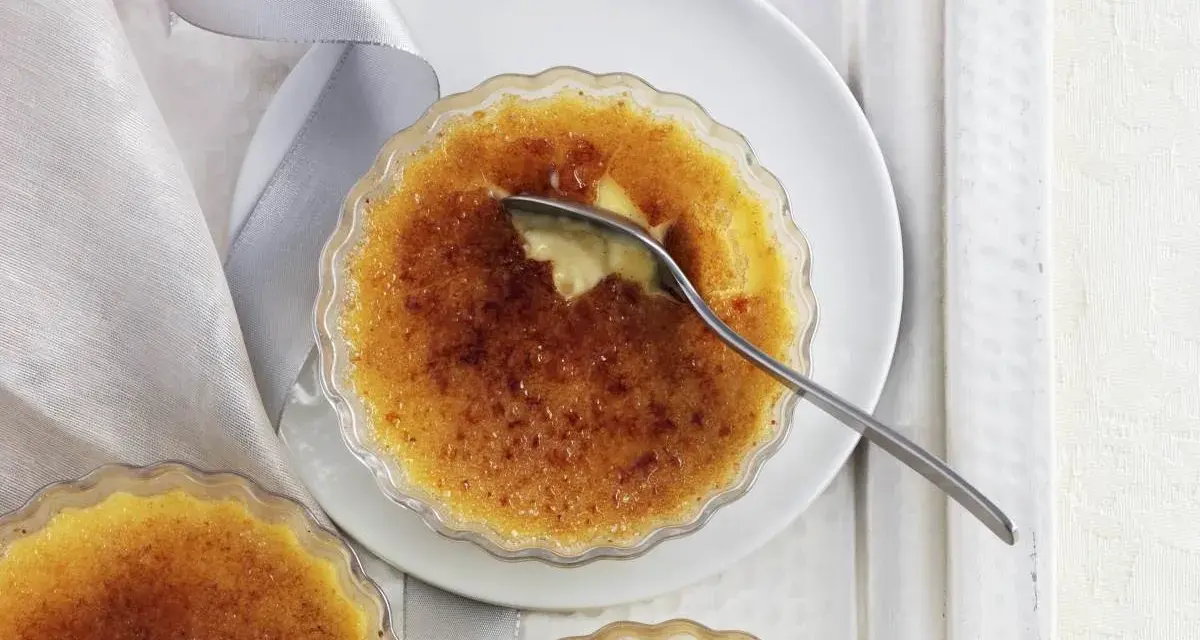 Idealny Crème Brûlée przepis: chrupiąca karmelizowana skórka i aksamitny krem. Idealny deser na każdą okazję.