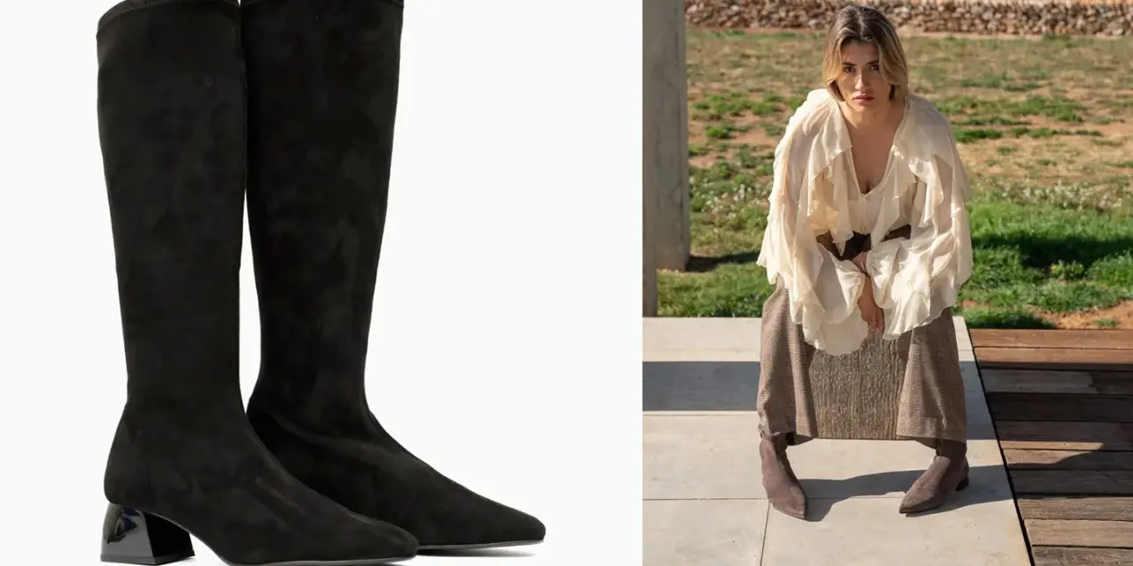 Botas negras de altura de caña con tacón brillante, combinadas con una mujer con falda y blusa voluminosa sentada al aire libre.