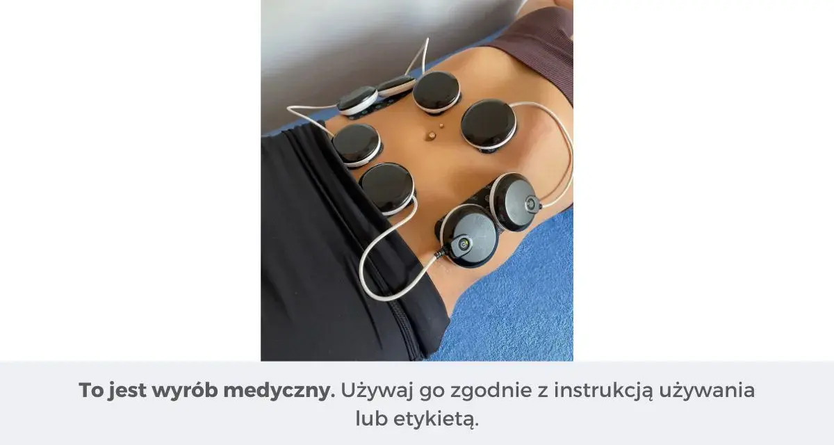 Elektrostymulacja mięśni brzucha efekty: widoczne elektrody na brzuchu osoby leżącej, podłączone do urządzenia.