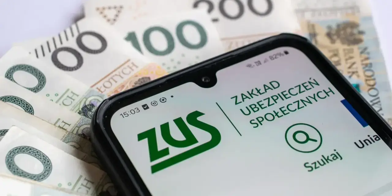 Zasiłek macierzyński 80 czy 100% i 60%? Telefon z aplikacją ZUS na tle polskich banknotów.