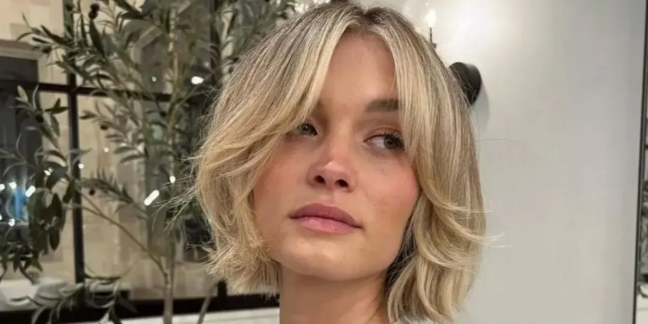 Kobieta z blond włosami w stylu cienkie włosy bob warstwowy cieniowany, z delikatnymi falami i grzywką na bok.