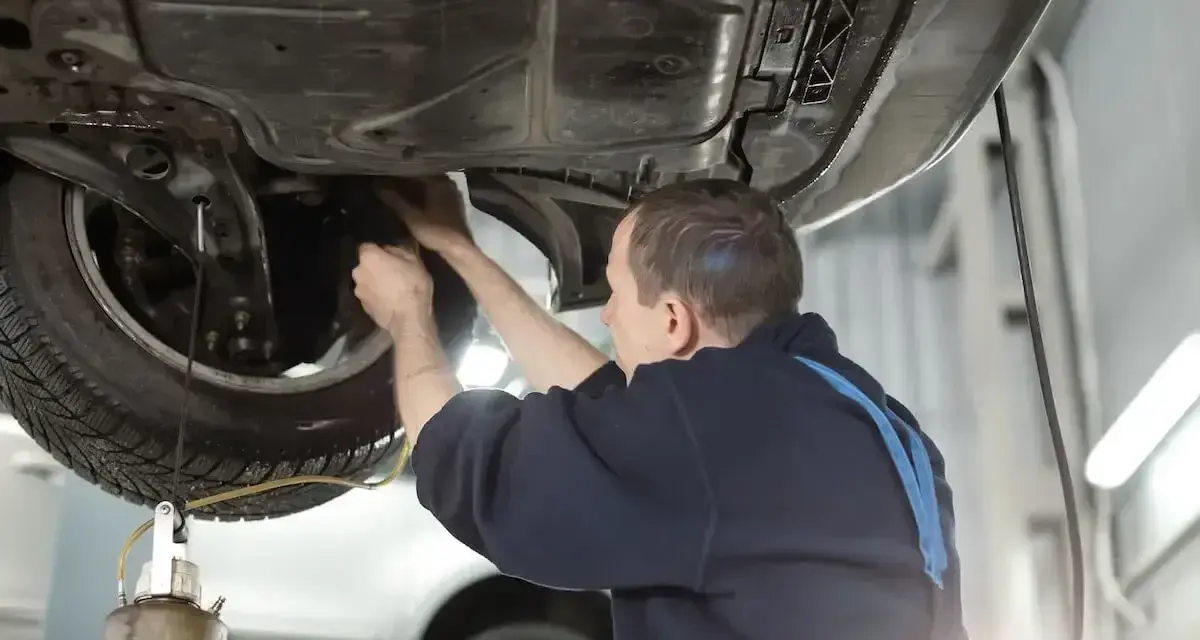 Mechanik wymienia płyn hamulcowy w samochodzie. Dowiedz się, ile kosztuje wymiana płynu hamulcowego.