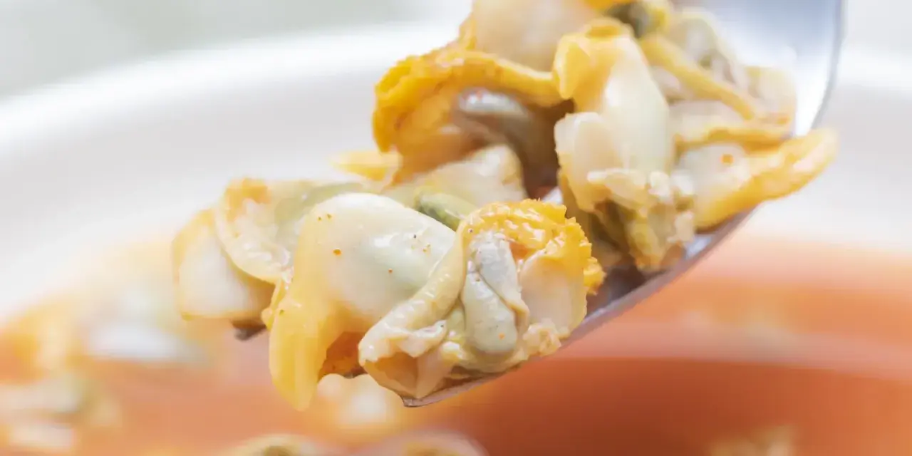 Cuchara con berberechos a la gallega, listos para disfrutar de esta deliciosa receta.