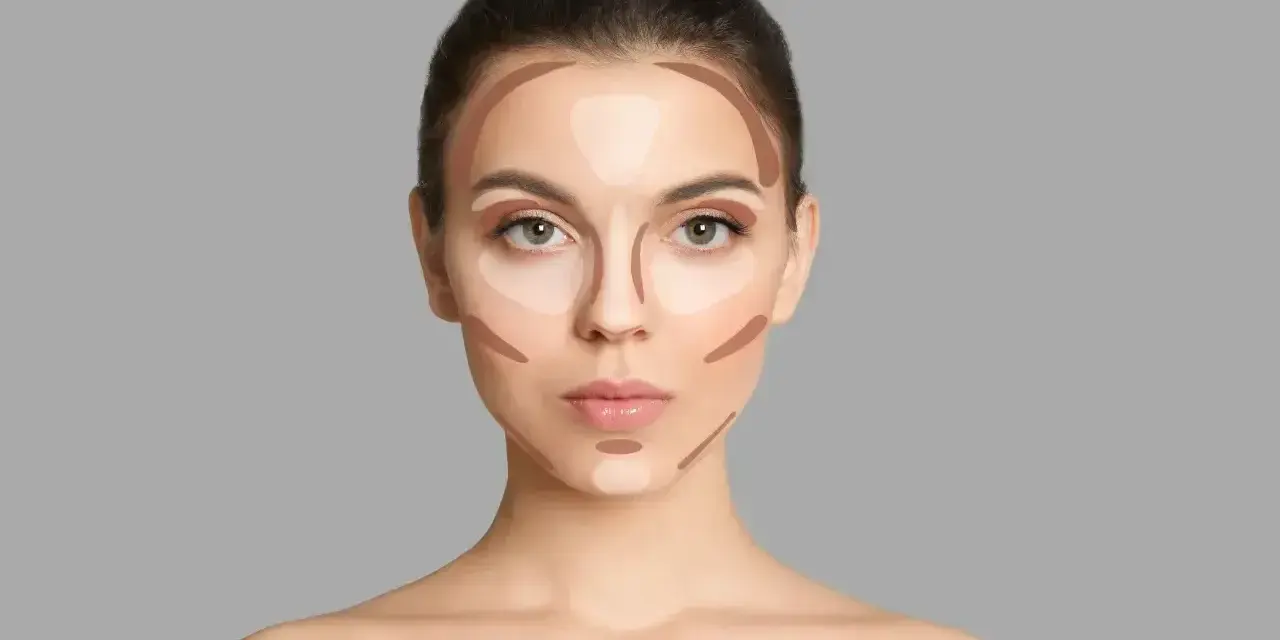 Modelka pokazuje, gdzie nakładać bronzer i rozświetlacz, by wymodelować twarz.