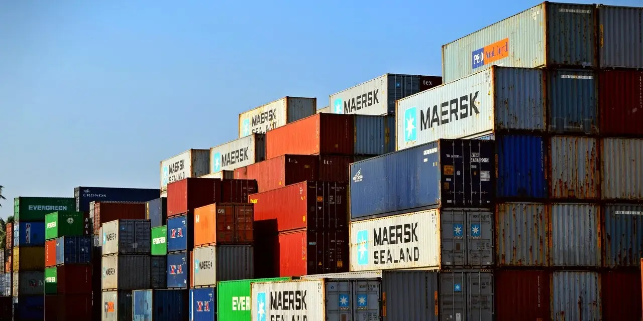 Stos kontenerów w porcie, świadectwo globalnej logistyki Rhenus. Widoczne napisy Maersk, Evergreen, Cronos.