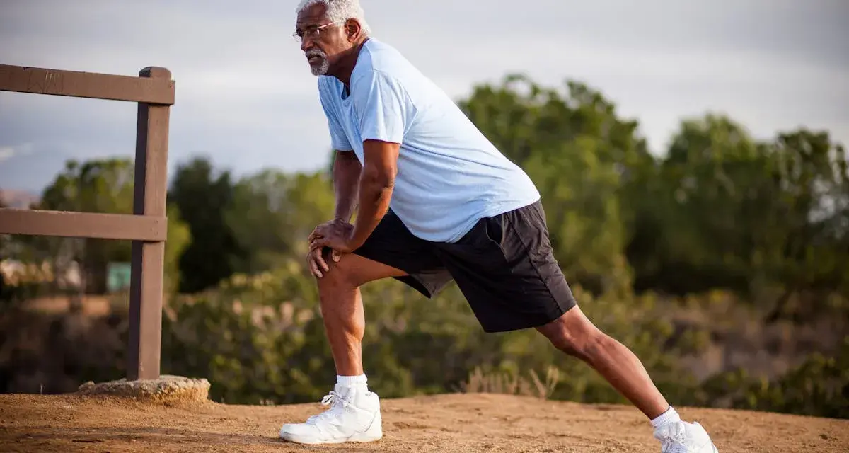 Un homme âgé s'étire pour muscler ses cuisses, un exercice simple en extérieur.