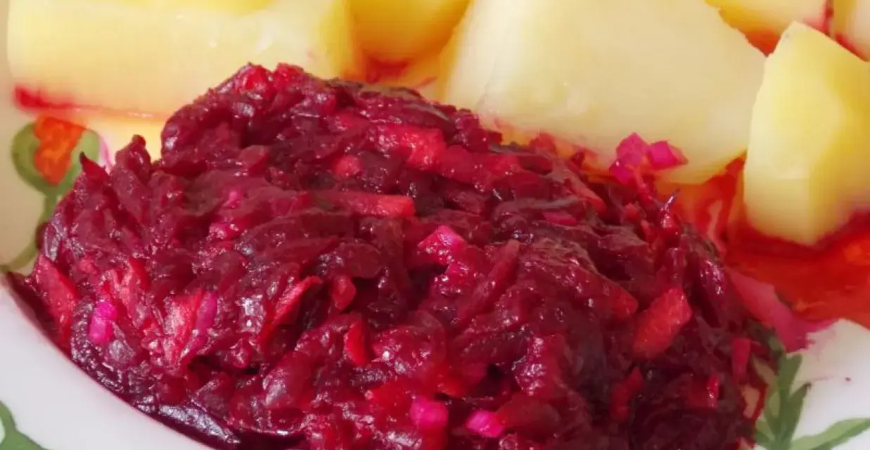 Buraczki zasmażane obok ziemniaków, a obok nich surówka z marchewki i jabłka.