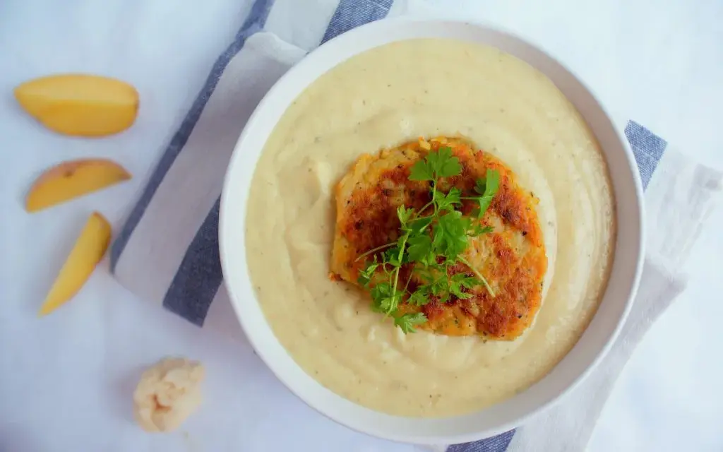 Jaka zupa do placków ziemniaczanych? Odkryj najlepsze połączenia smaków
