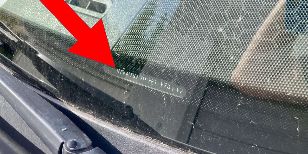 Fahrgestellnummer (VIN) auf der Windschutzscheibe, die auch als OEM-Nummer im Fahrzeugschein zu finden ist.
