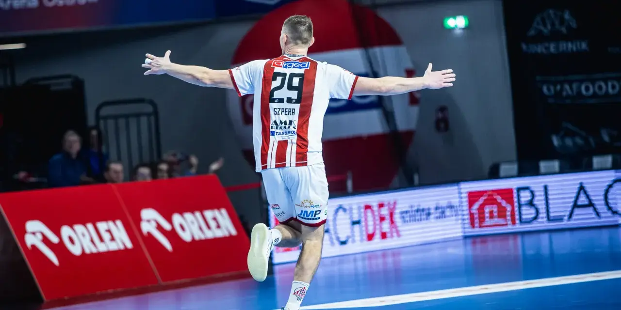 Marek Szpera, numer 29, świętuje zwycięstwo na boisku.
