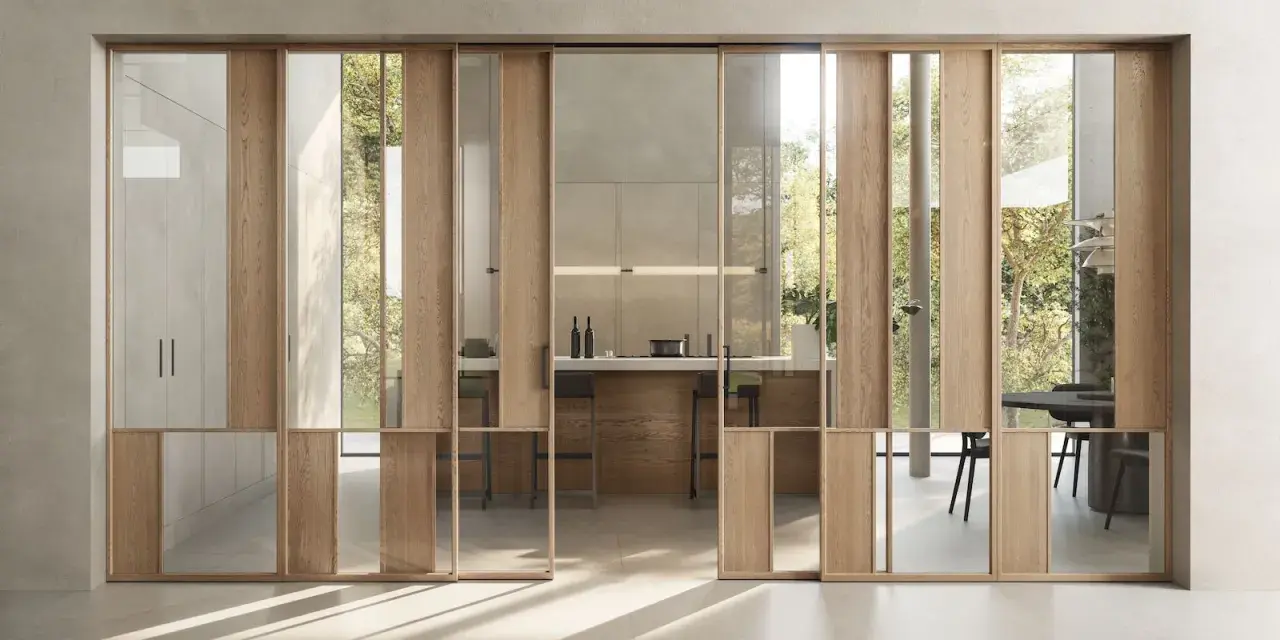 Porta scorrevole in legno e vetro, con riflessi che creano un effetto di profondità. Un esempio di **brutalismo interni** con un tocco di leggerezza.
